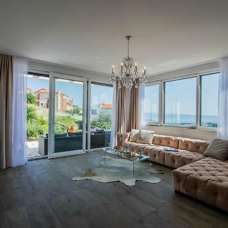 M Villa *