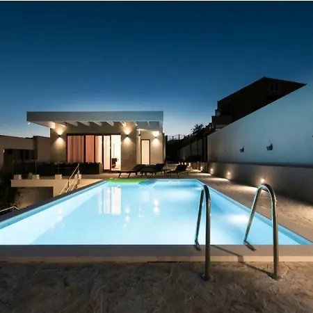 M Villa *