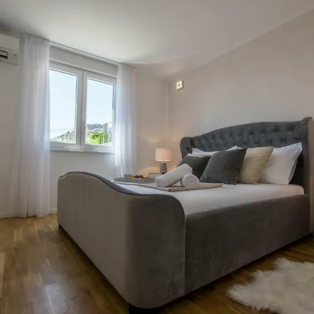 M Villa *