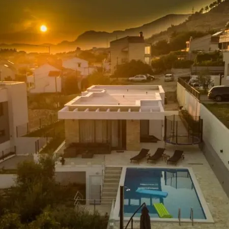 M Villa *