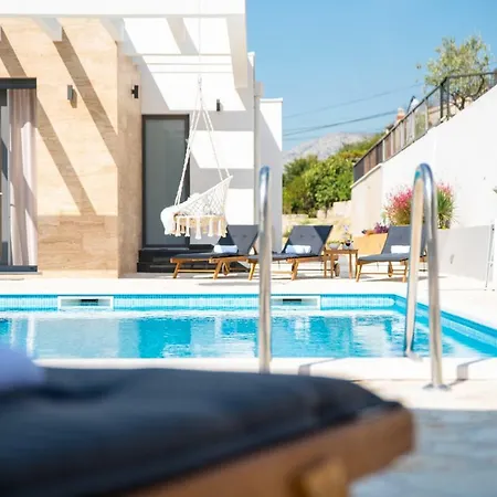 M Villa *